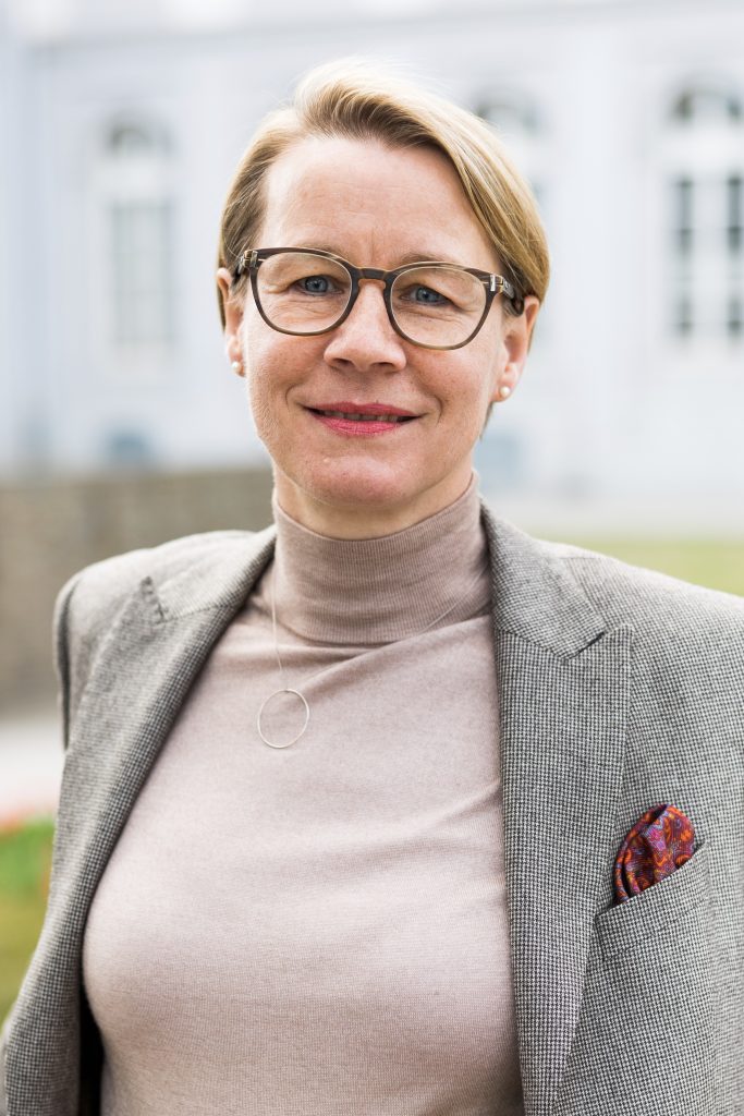 Meike vor Schloss-Fassade